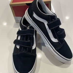 VANS Old Skool V, Black & White Velcro Shoes, Size 3.5